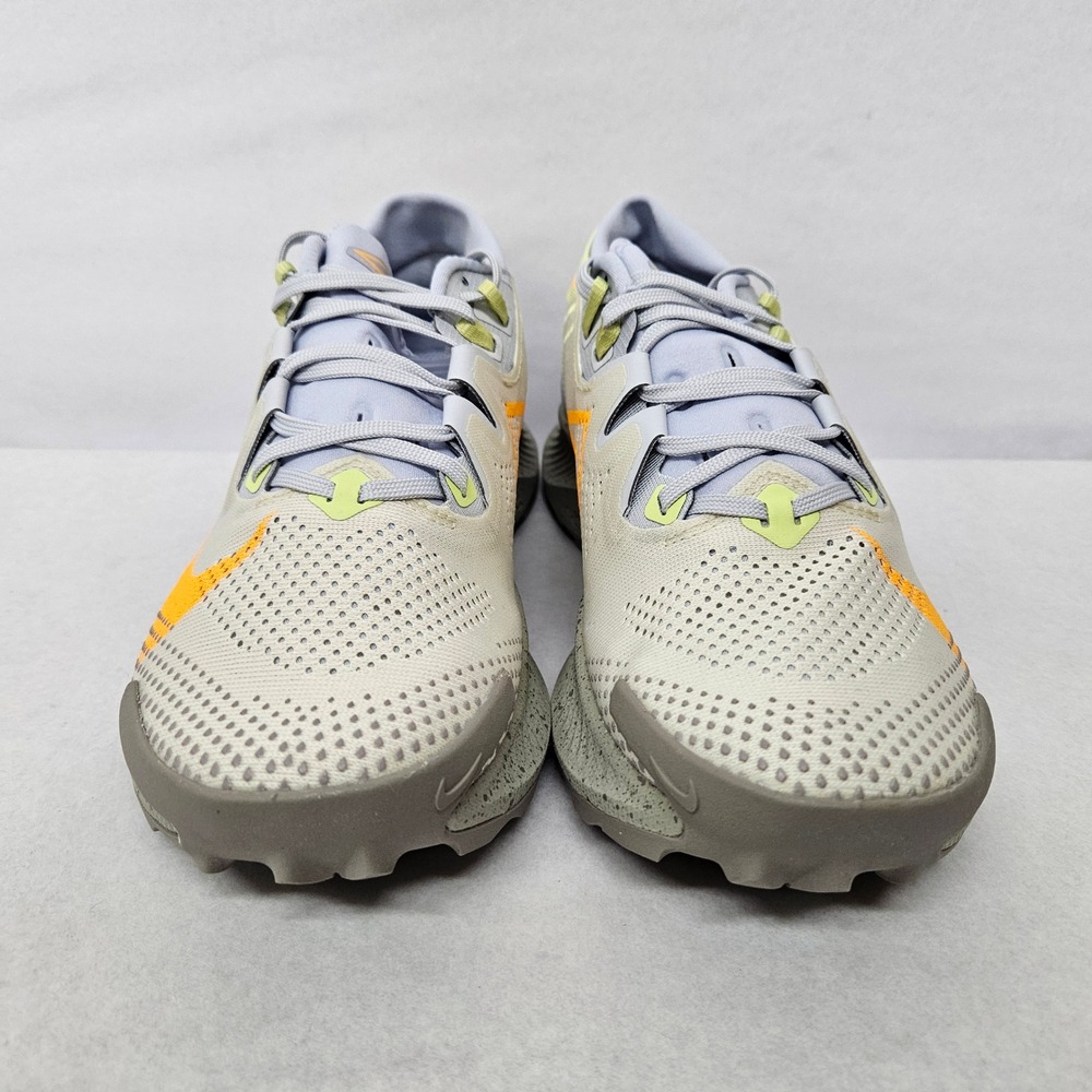 Nike Women's Light Gray/Neon Orange Athletic Running Shoes - Picture 4 of 9
